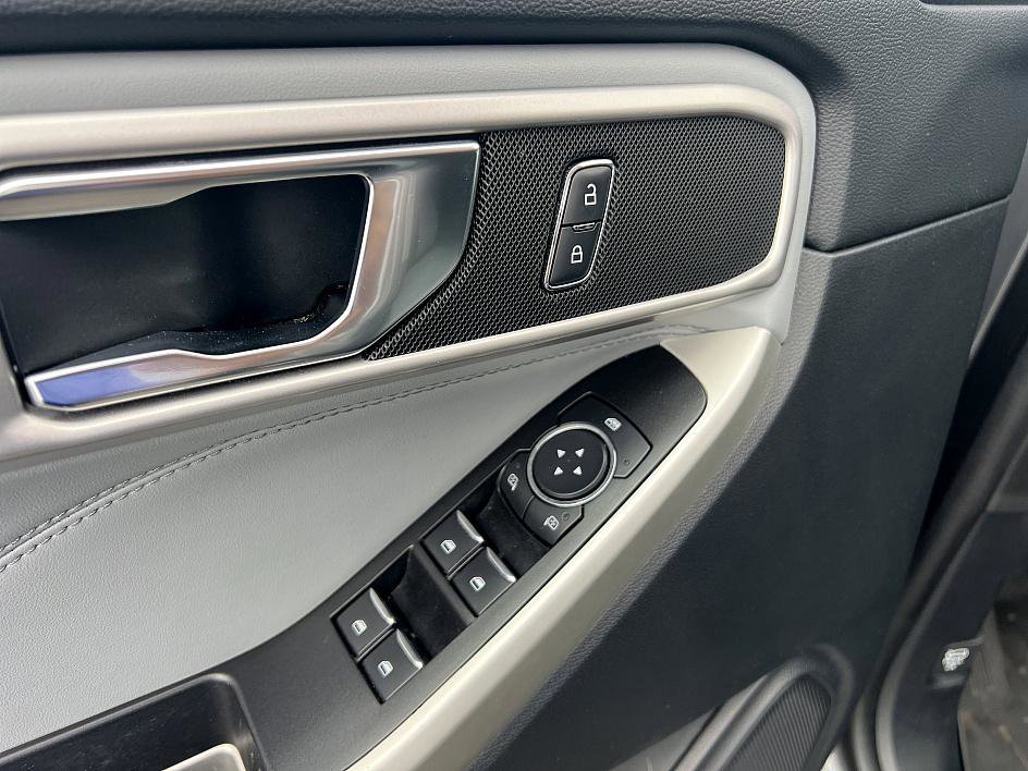 2021 Ford Explorer XLT photo 17