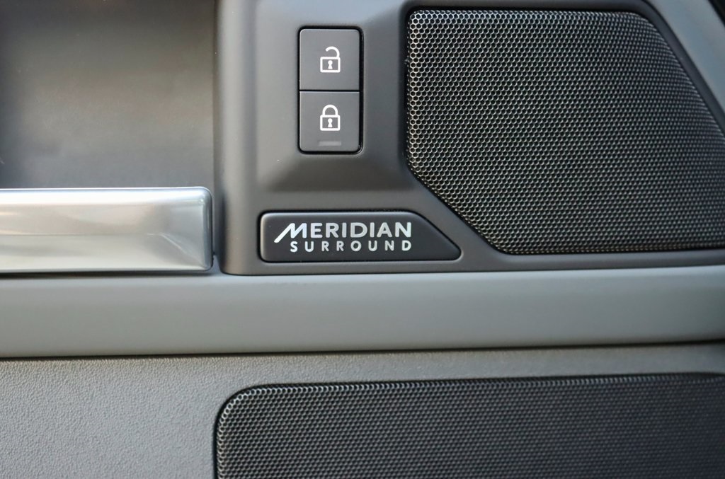 2025 LAND ROVER DEFENDER - Image 11