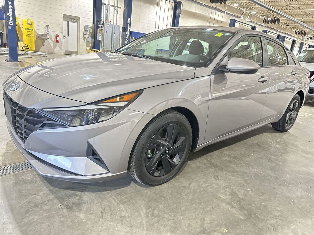 2022 Hyundai Elantra SEL Convenience photo 3