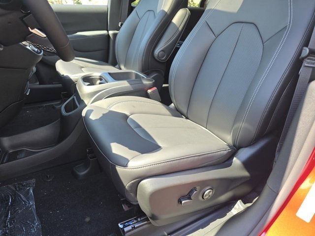 2026 Chrysler Pacifica photo 4