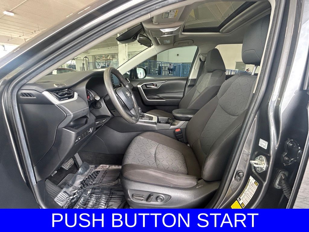 2021 Toyota RAV4 XLE photo 7