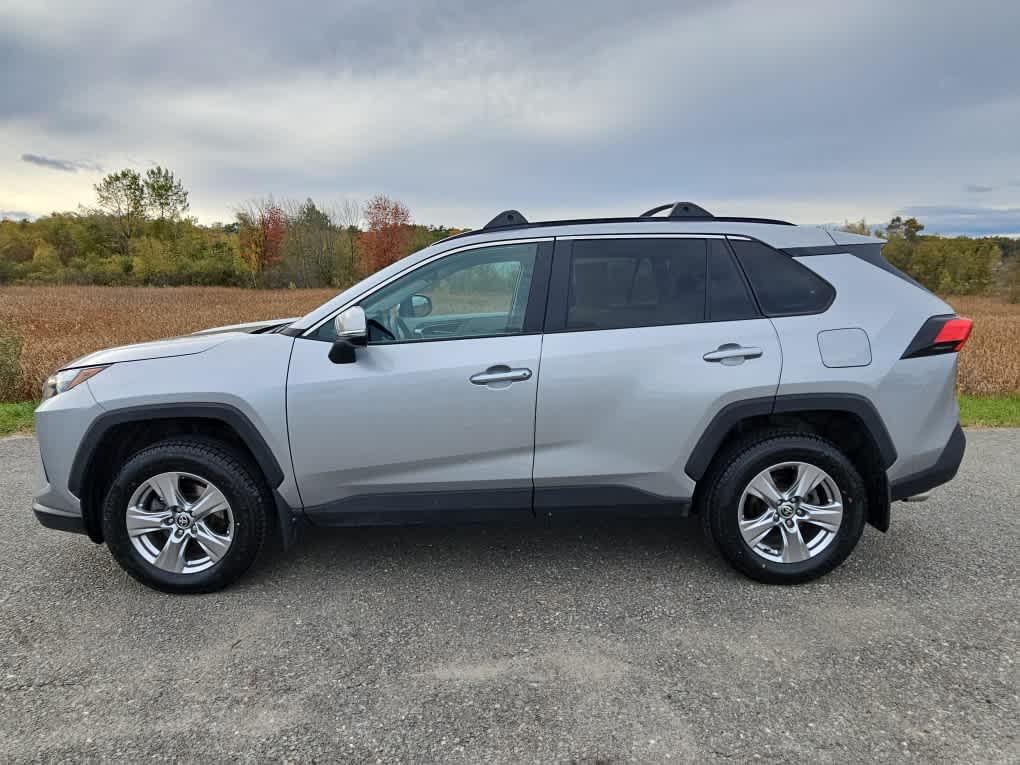 2022 Toyota RAV4 XLE photo 2