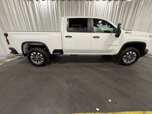 2025 Chevrolet Silverado 2500HD Custom photo 2