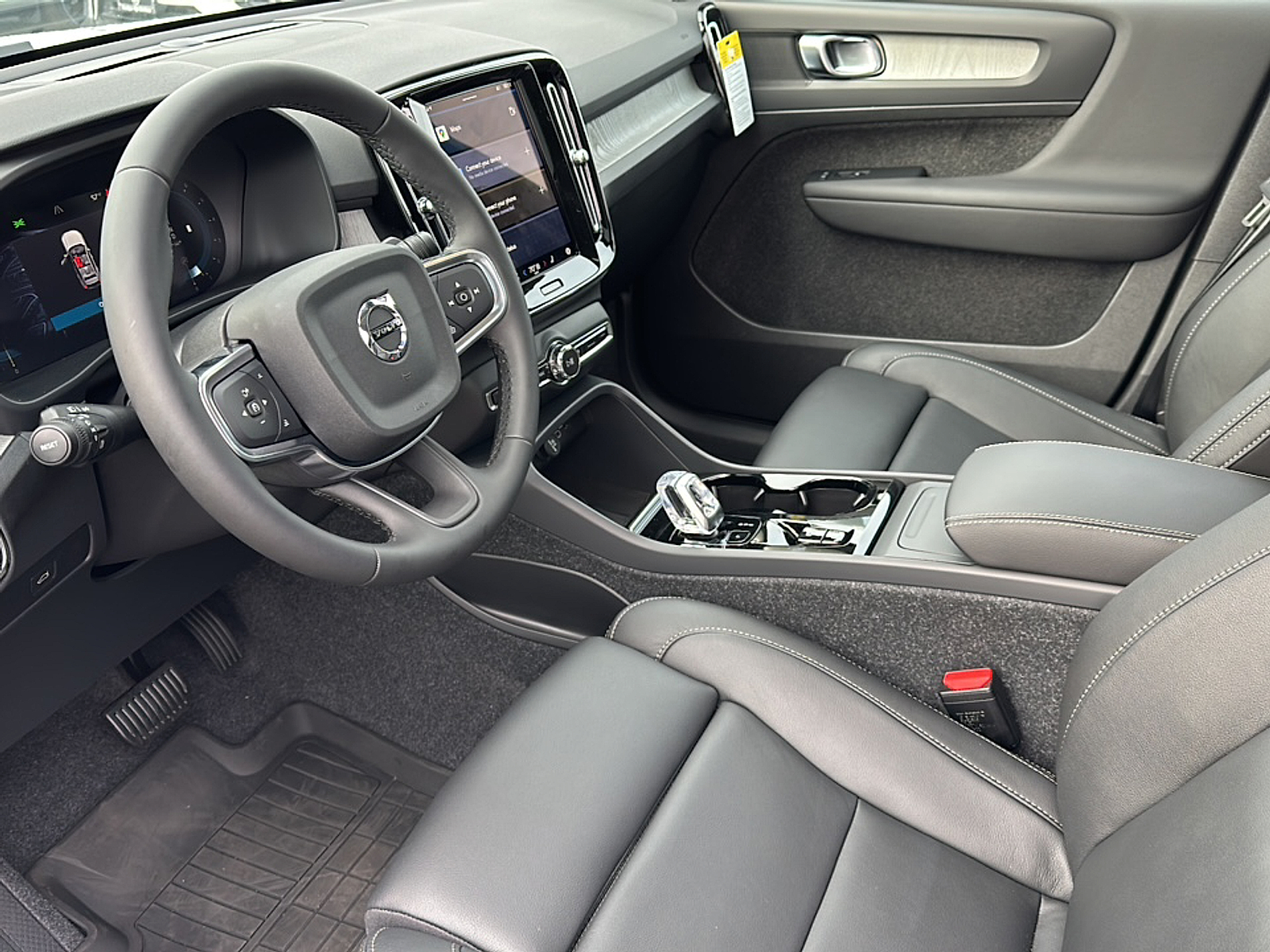 2025 Volvo XC40 AWD Plus photo 3