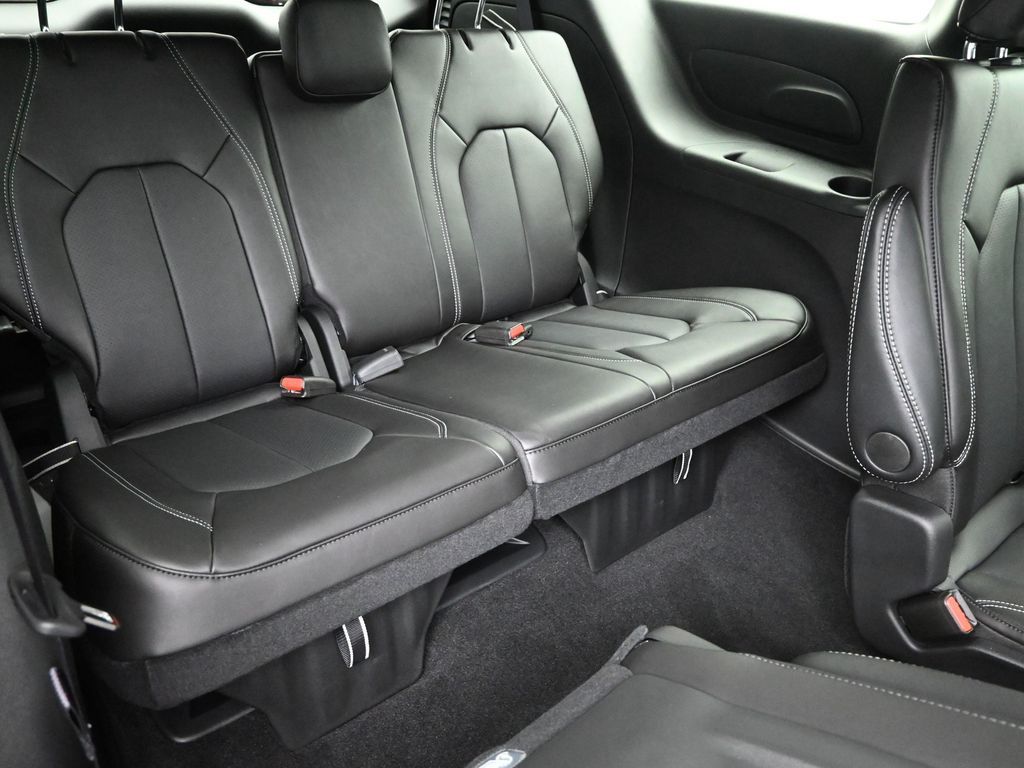 2026 Chrysler Pacifica photo 8