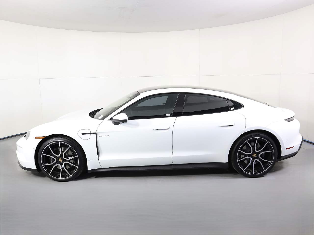 2025 Porsche Taycan 4S photo 2