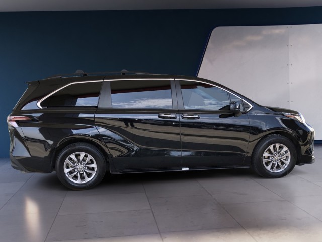 2023 Toyota Sienna XLE photo 6