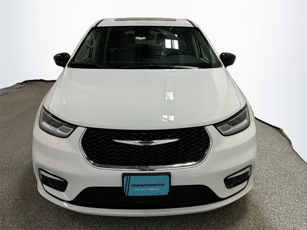 2024 Chrysler Pacifica Touring L photo 2