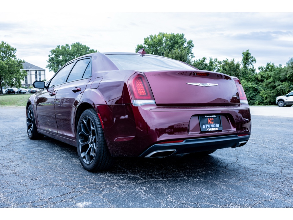 2019 Chrysler 300 LX photo 3