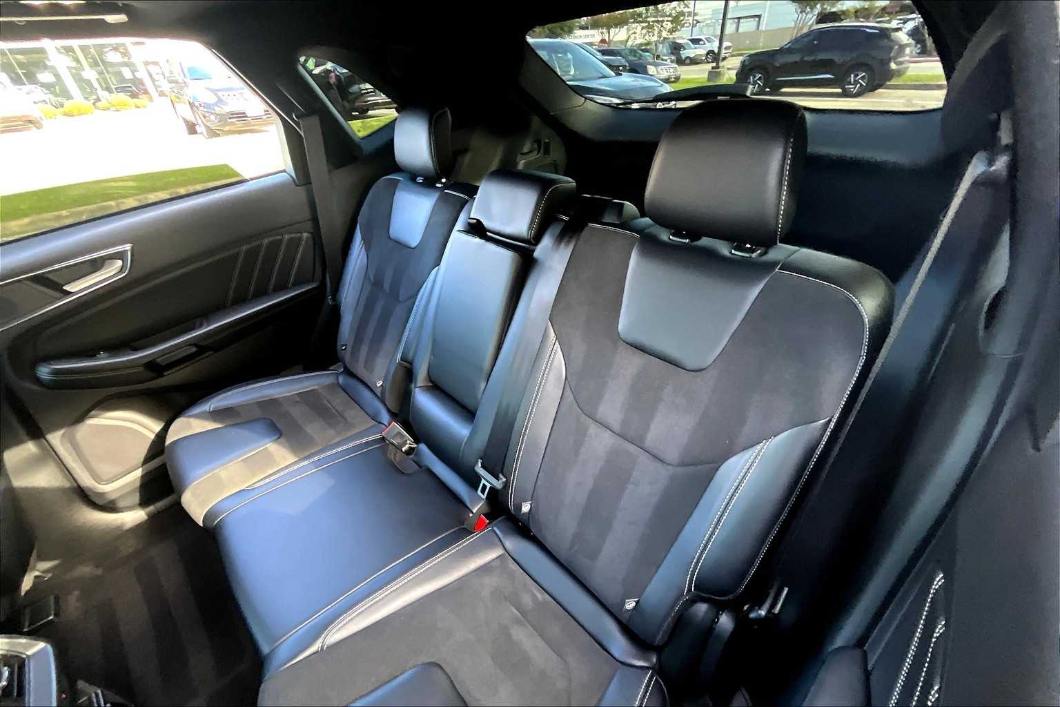 2022 Ford Edge ST photo 16