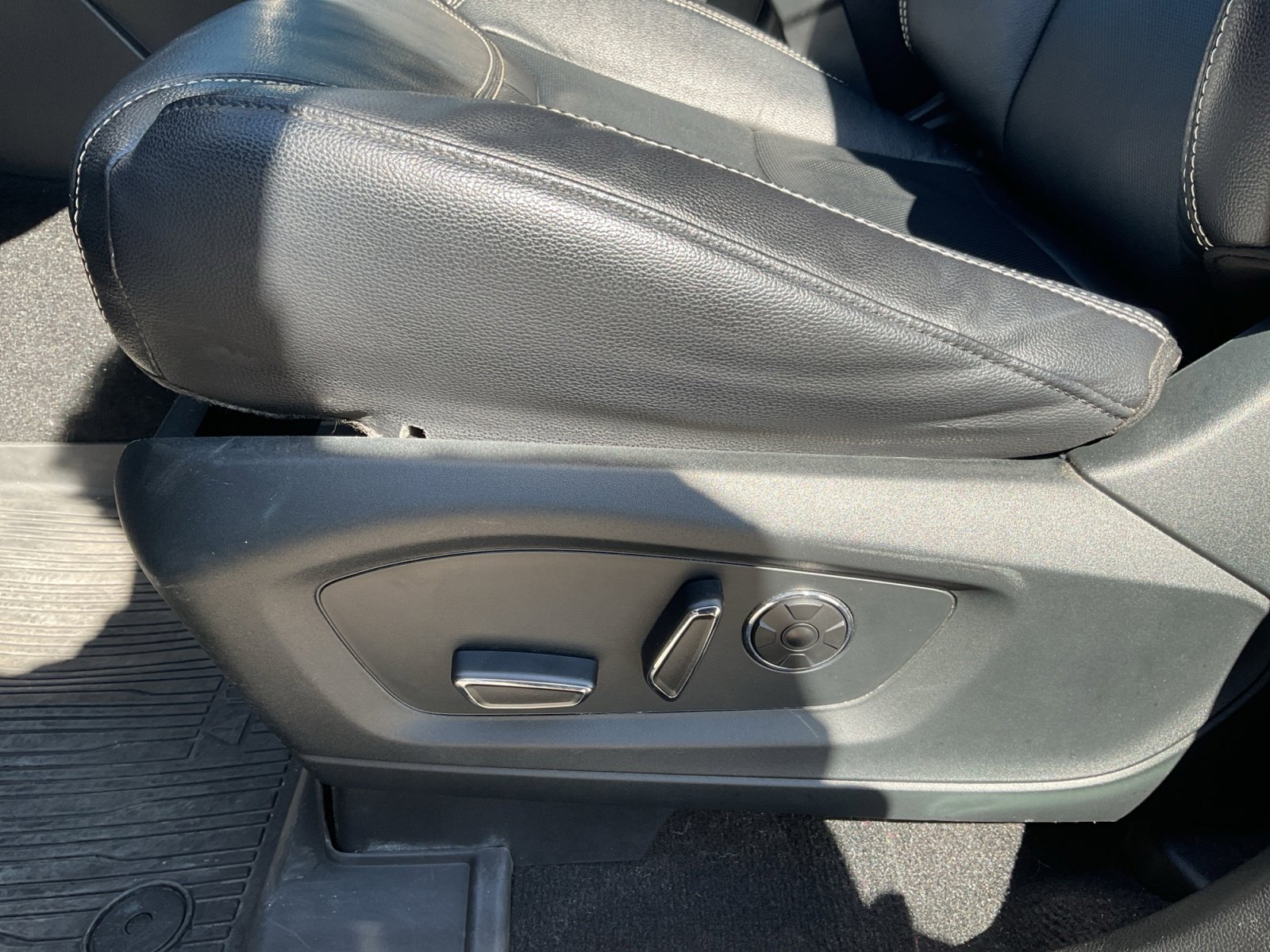 2020 Ford Explorer ST photo 25