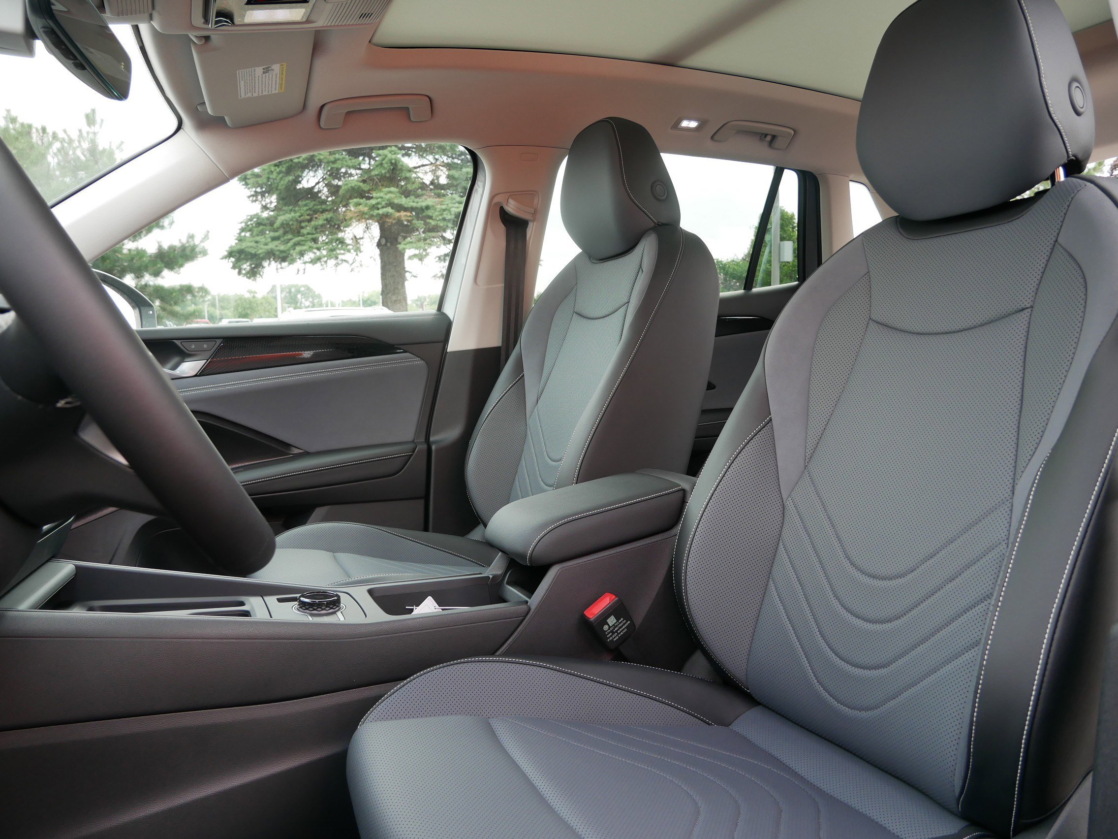 2025 Volkswagen Tiguan SE photo 4