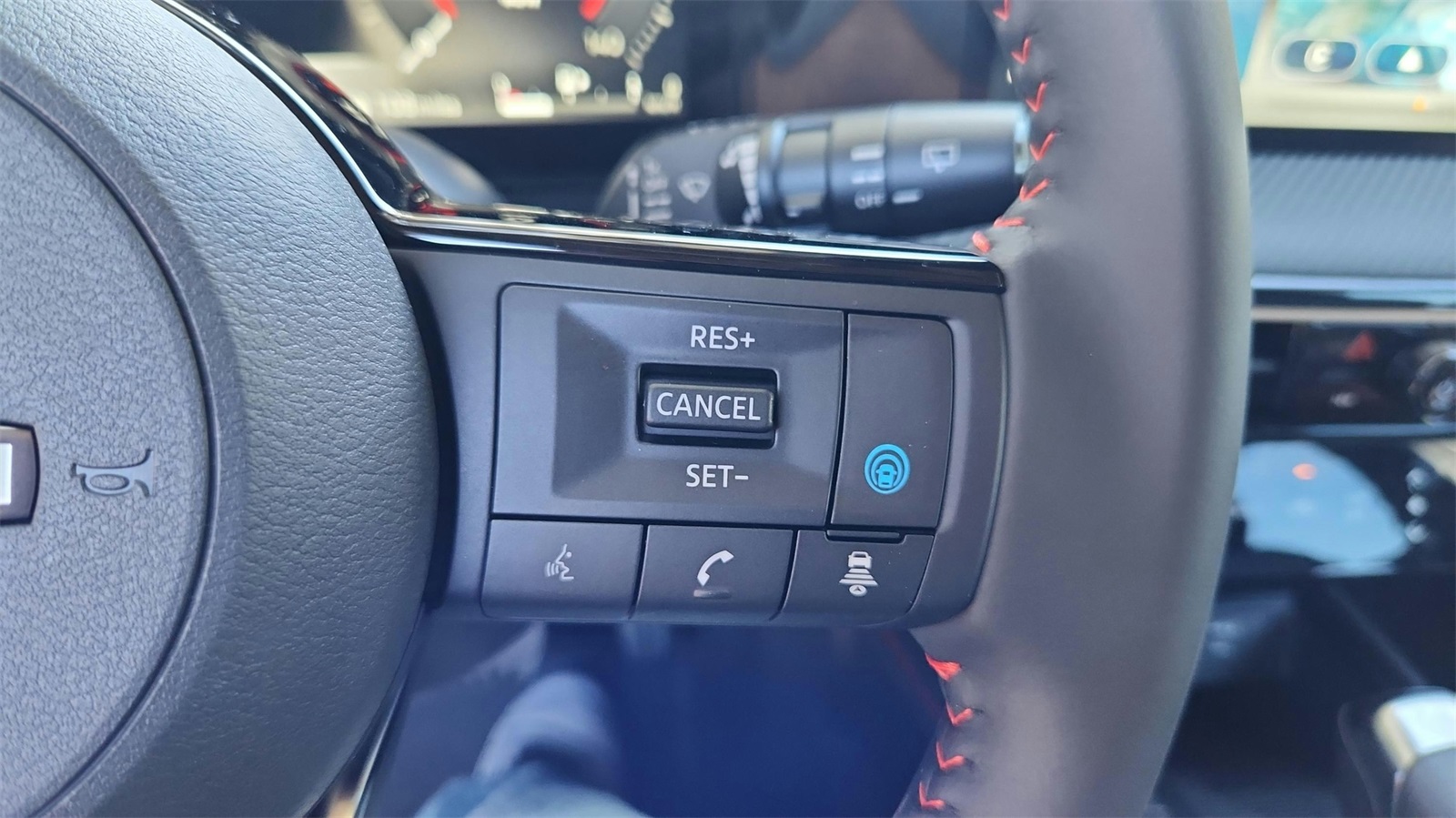 2025 Nissan Kicks SR photo 16