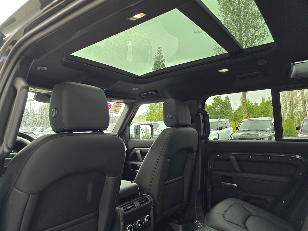 2025 Land Rover Defender 110 S photo 24