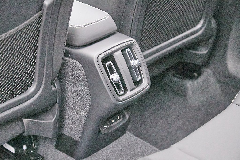 2026 VOLVO XC40 - Image 18