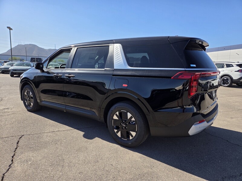 2026 Kia Carnival LXS photo 4