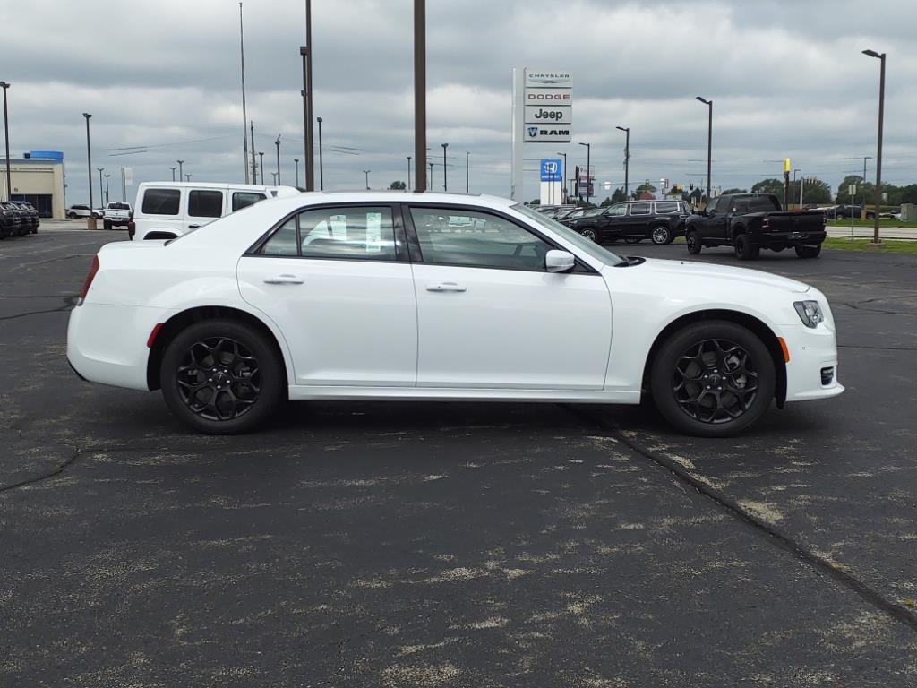 2023 Chrysler 300 Touring L photo 2