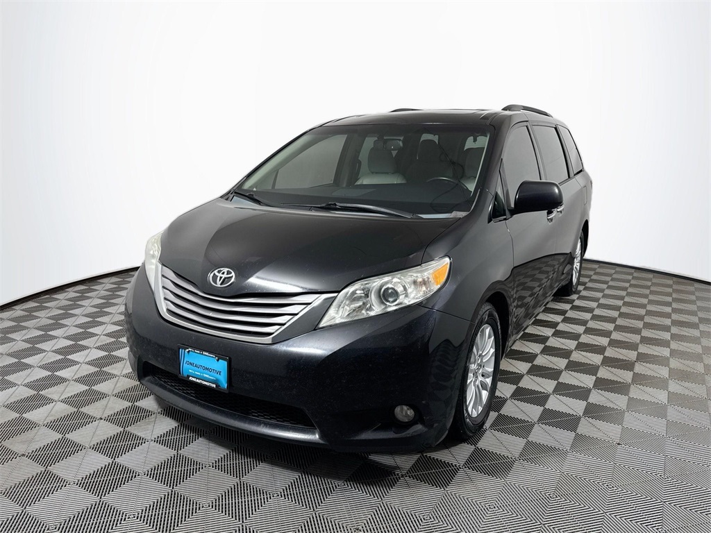 2015 Toyota Sienna XLE's photo