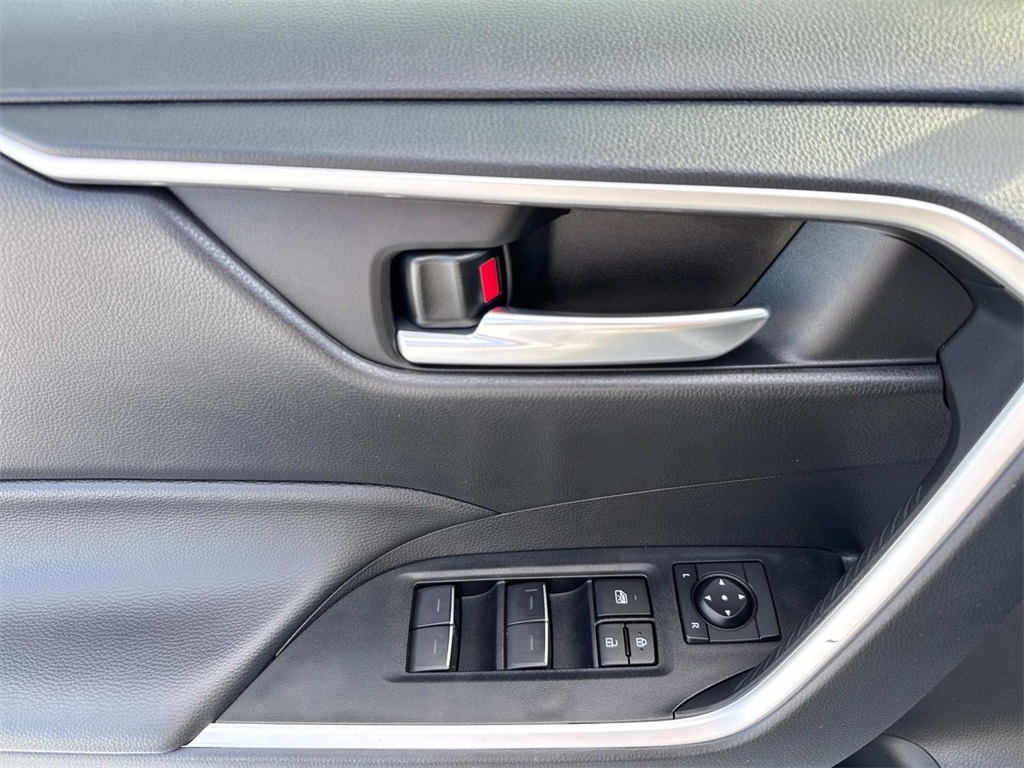 2024 Toyota RAV4 XLE photo 16