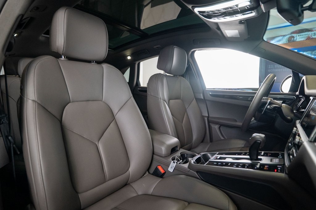 2025 Porsche Macan Base photo 16