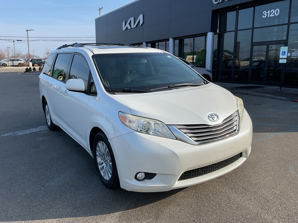 2016 Toyota Sienna XLE's photo