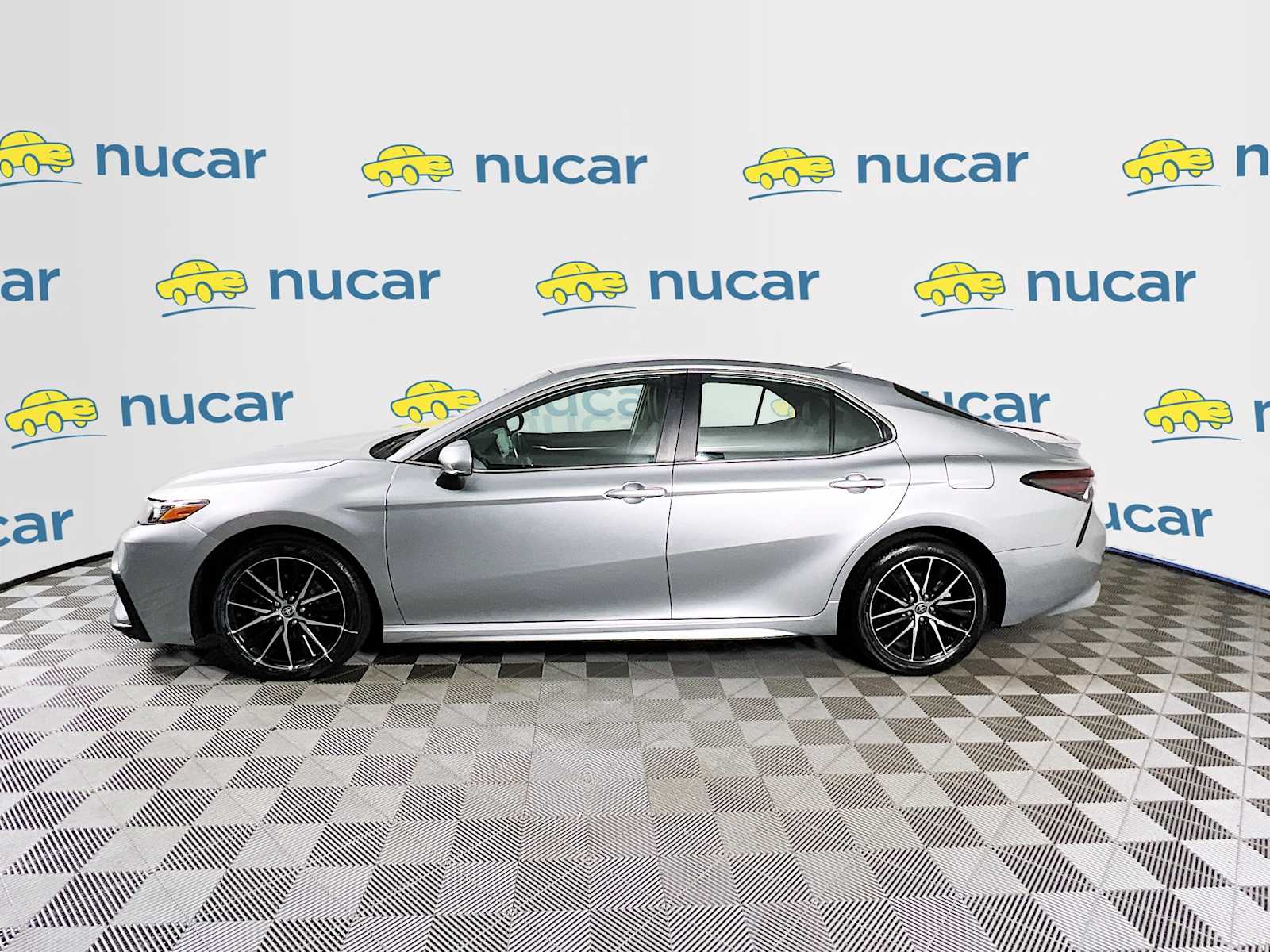 2023 Toyota Camry SE photo 3