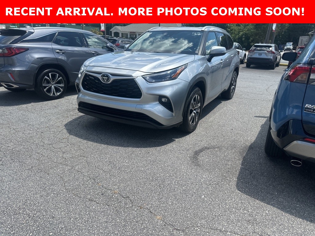 2022 Toyota Highlander XLE photo 2