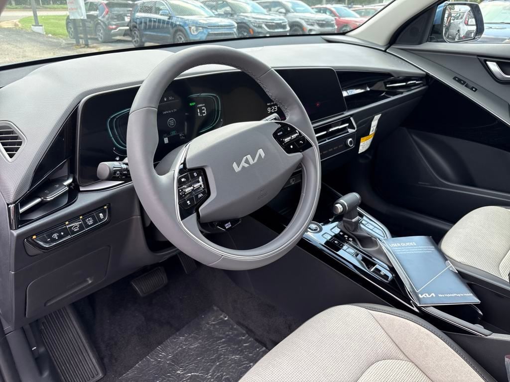 2025 Kia Niro SX photo 13