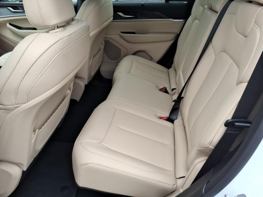 2025 Jeep Grand Cherokee Limited photo 2
