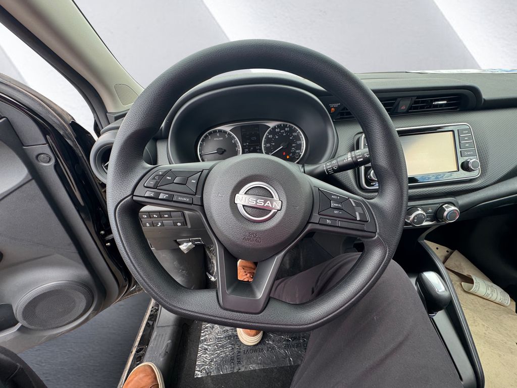 2025 Nissan Kicks Play S photo 9