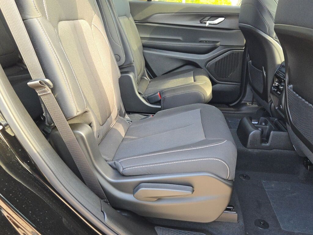 2025 Jeep Grand Cherokee Laredo photo 10