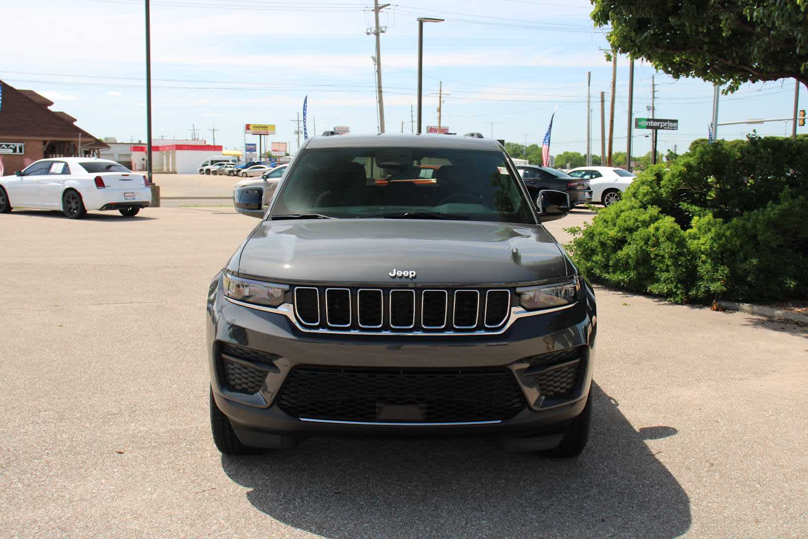 2025 Jeep Grand Cherokee Laredo Altitude photo 3