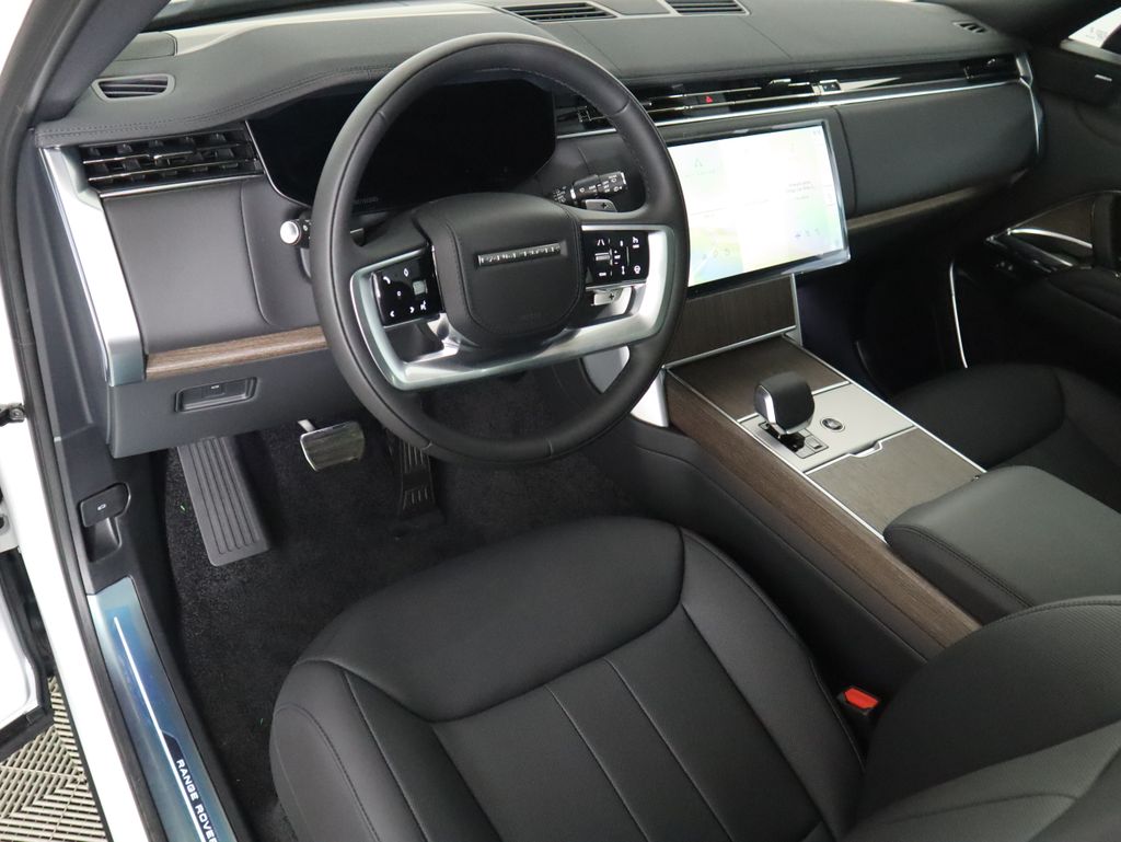 2025 Land Rover Range Rover SE photo 9