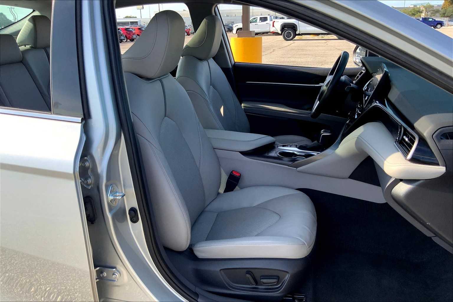 2022 Toyota Camry XLE V6 photo 8