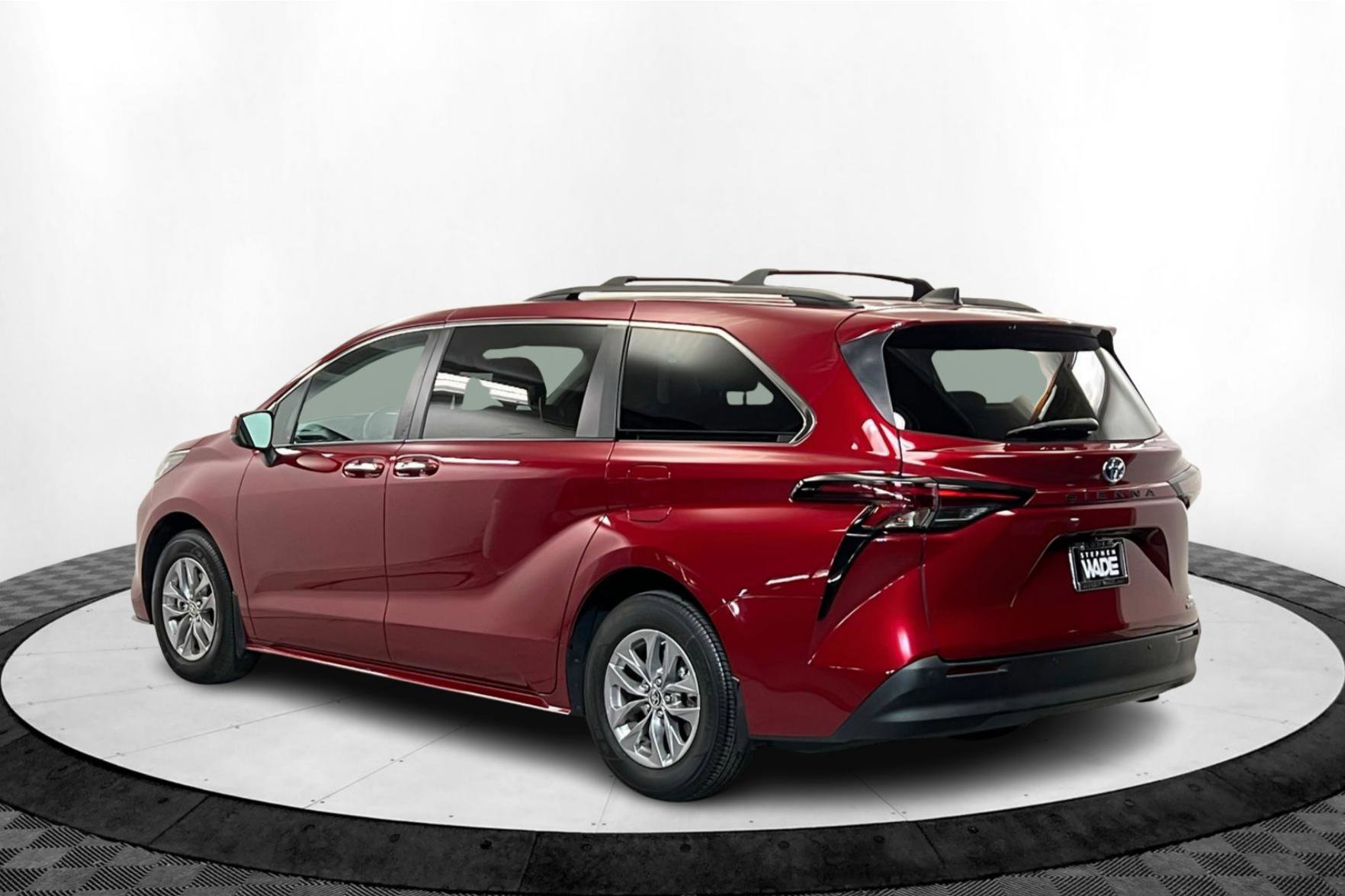 2023 Toyota Sienna XLE photo 3
