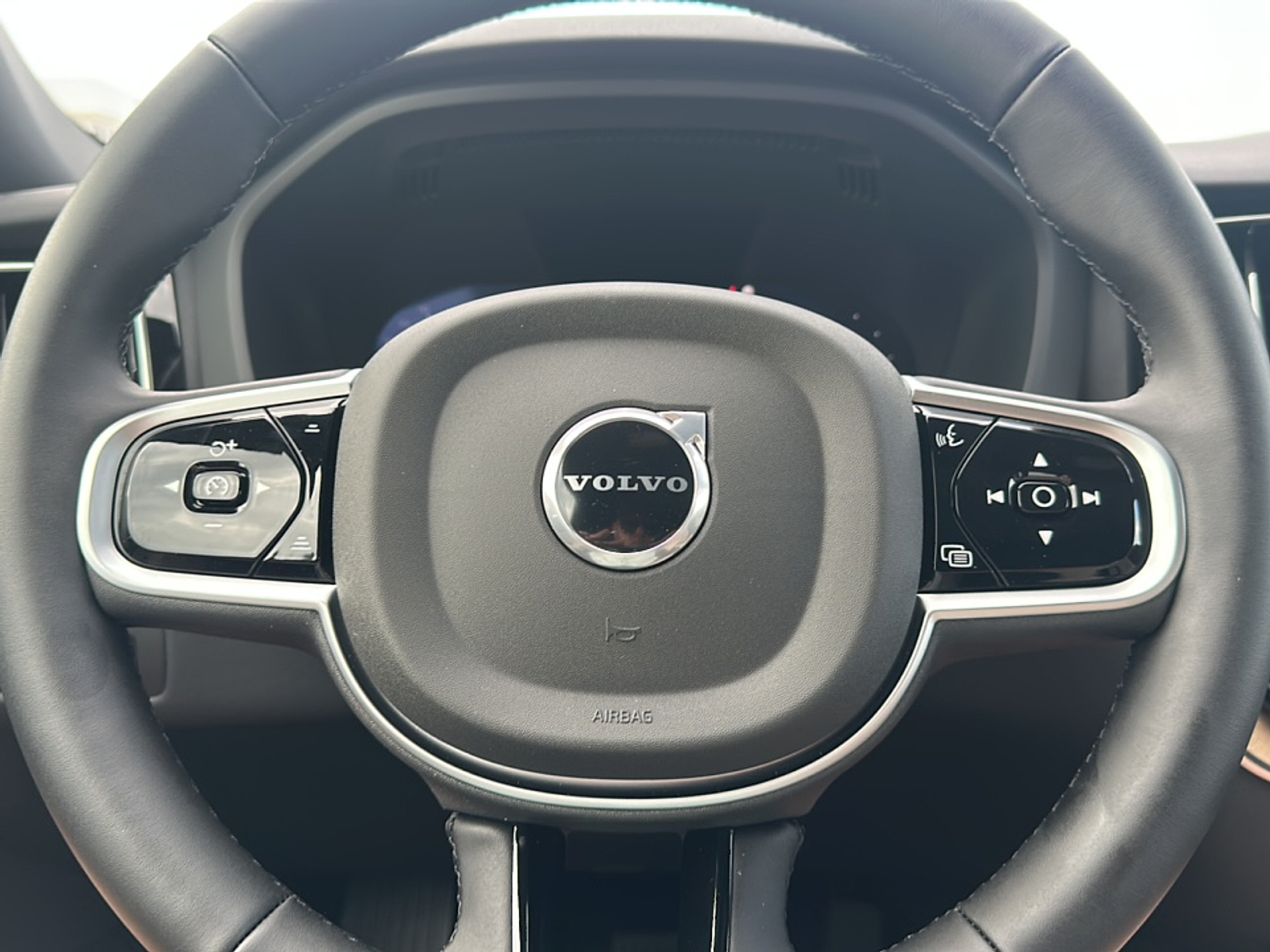 2026 Volvo XC60 T8 Plus photo 10