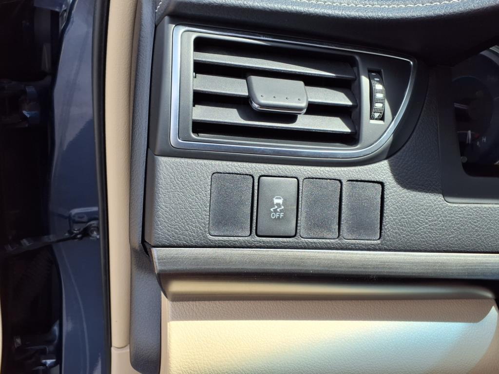 2015 Toyota Camry Hybrid LE photo 23