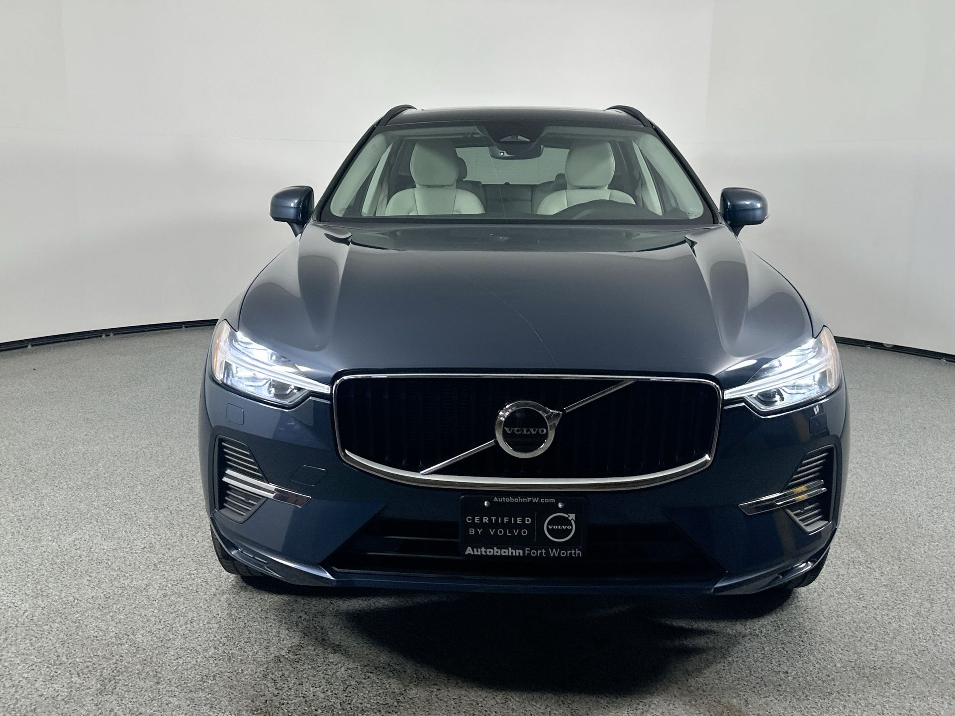 2022 Volvo XC60 Momentum photo 2