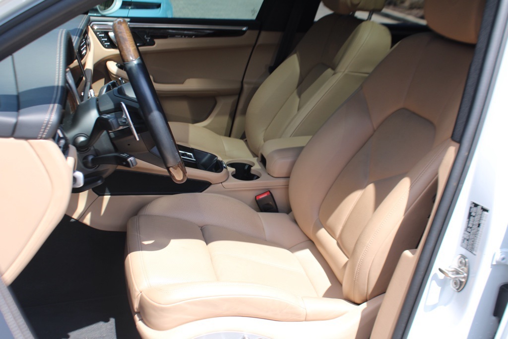 2023 Porsche Macan T photo 4