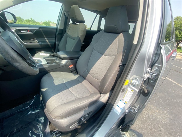 2021 Toyota RAV4 XLE photo 2