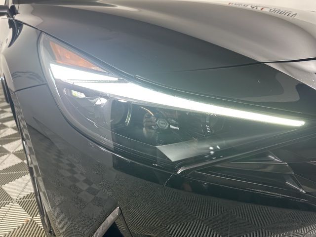 2023 Hyundai Elantra Limited photo 2