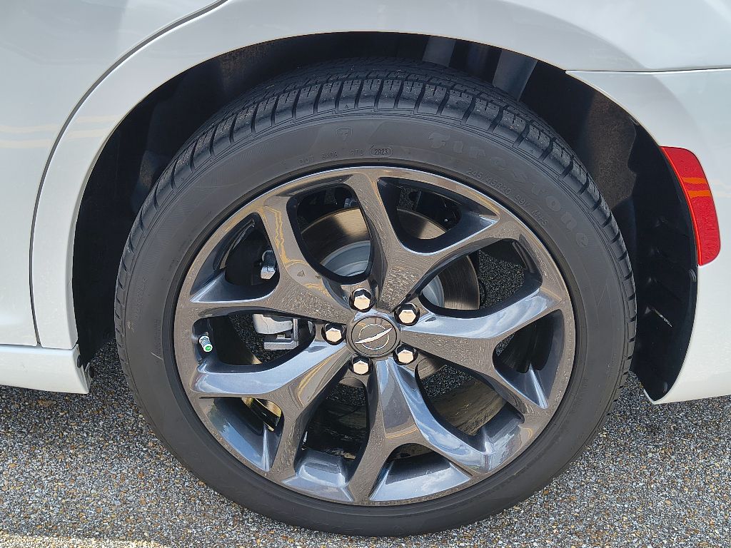2023 Chrysler 300 Touring photo 4
