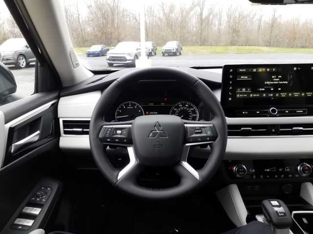 2025 Mitsubishi Outlander SE photo 9