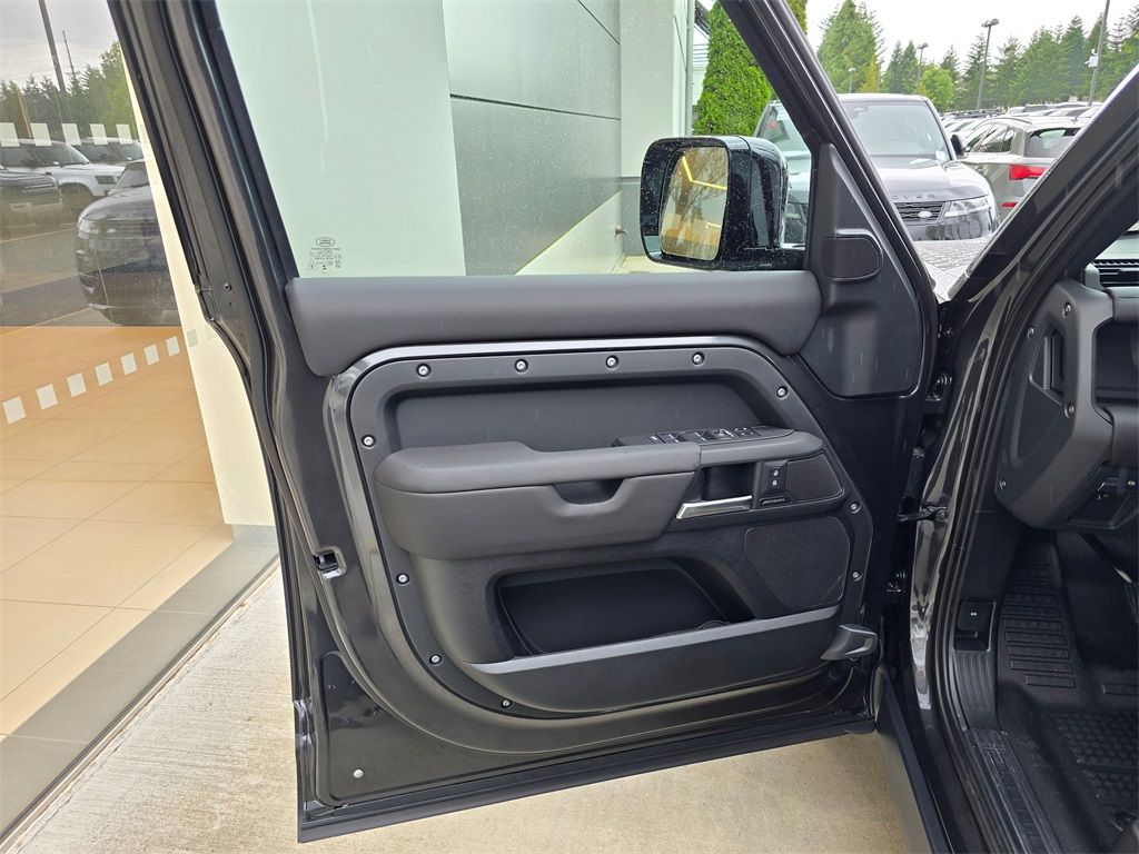 2025 Land Rover Defender 110 S photo 19