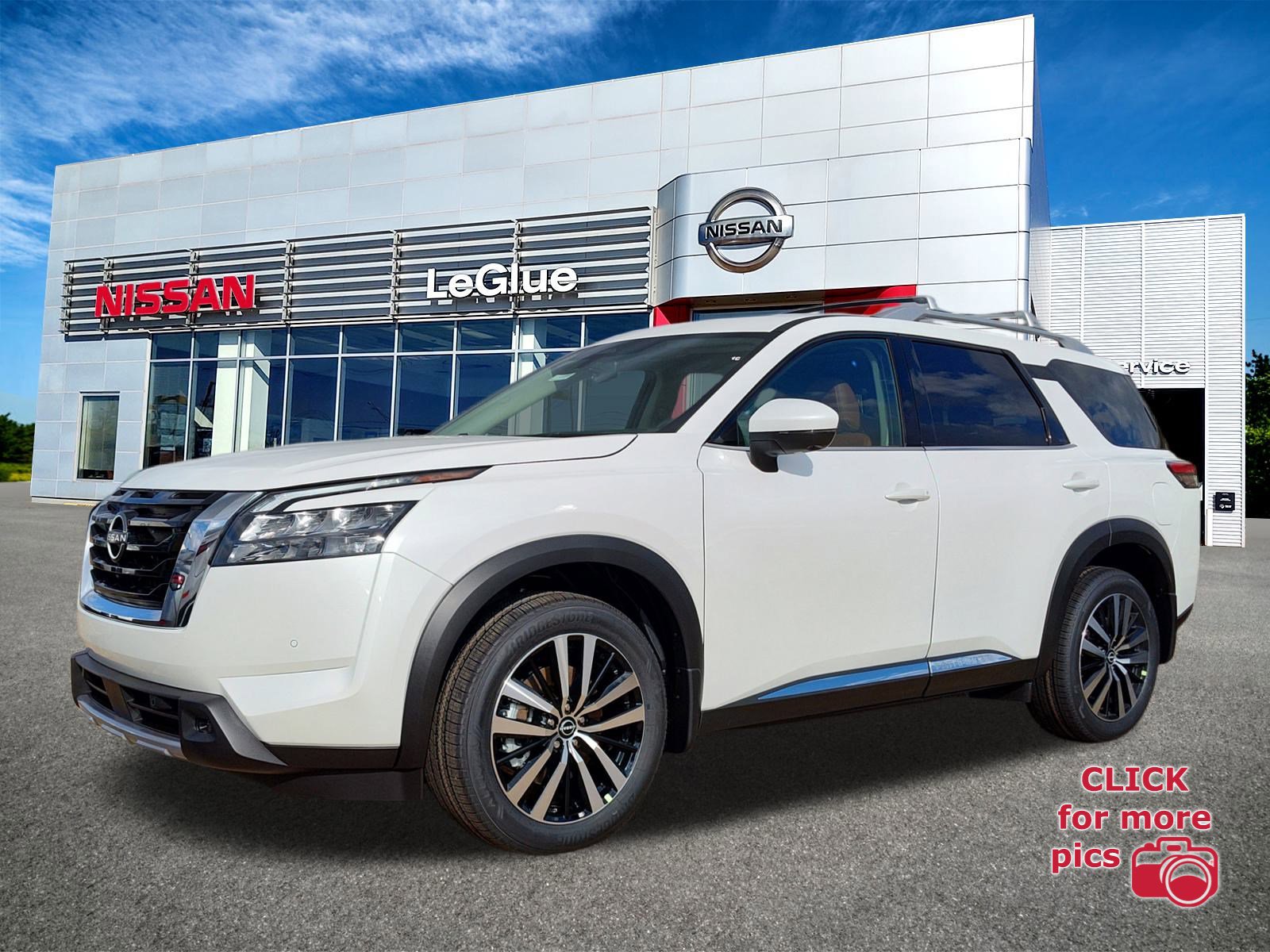 2025 Nissan Pathfinder Platinum's photo