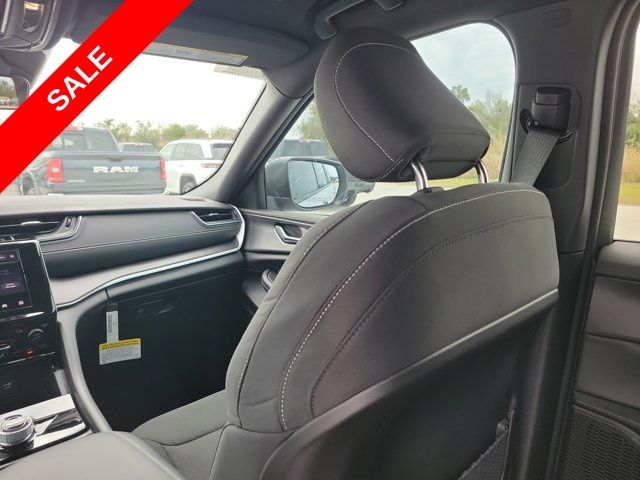 2025 Jeep Grand Cherokee Laredo photo 11