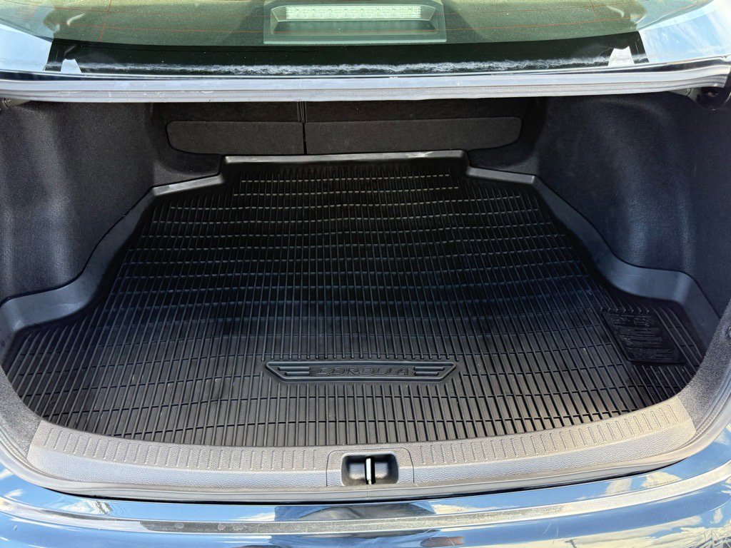 2022 Toyota Corolla LE photo 17