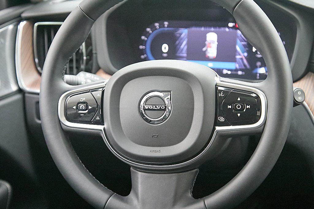2023 VOLVO XC60 - Image 28