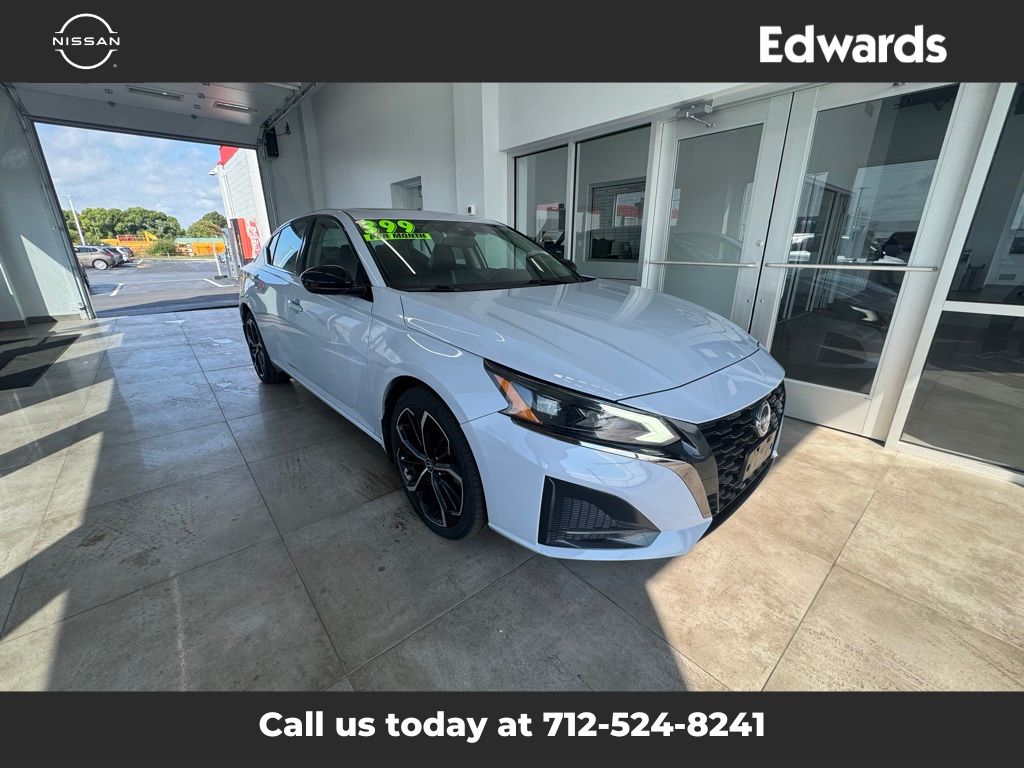 2023 Nissan Altima 2.5 SR photo 3