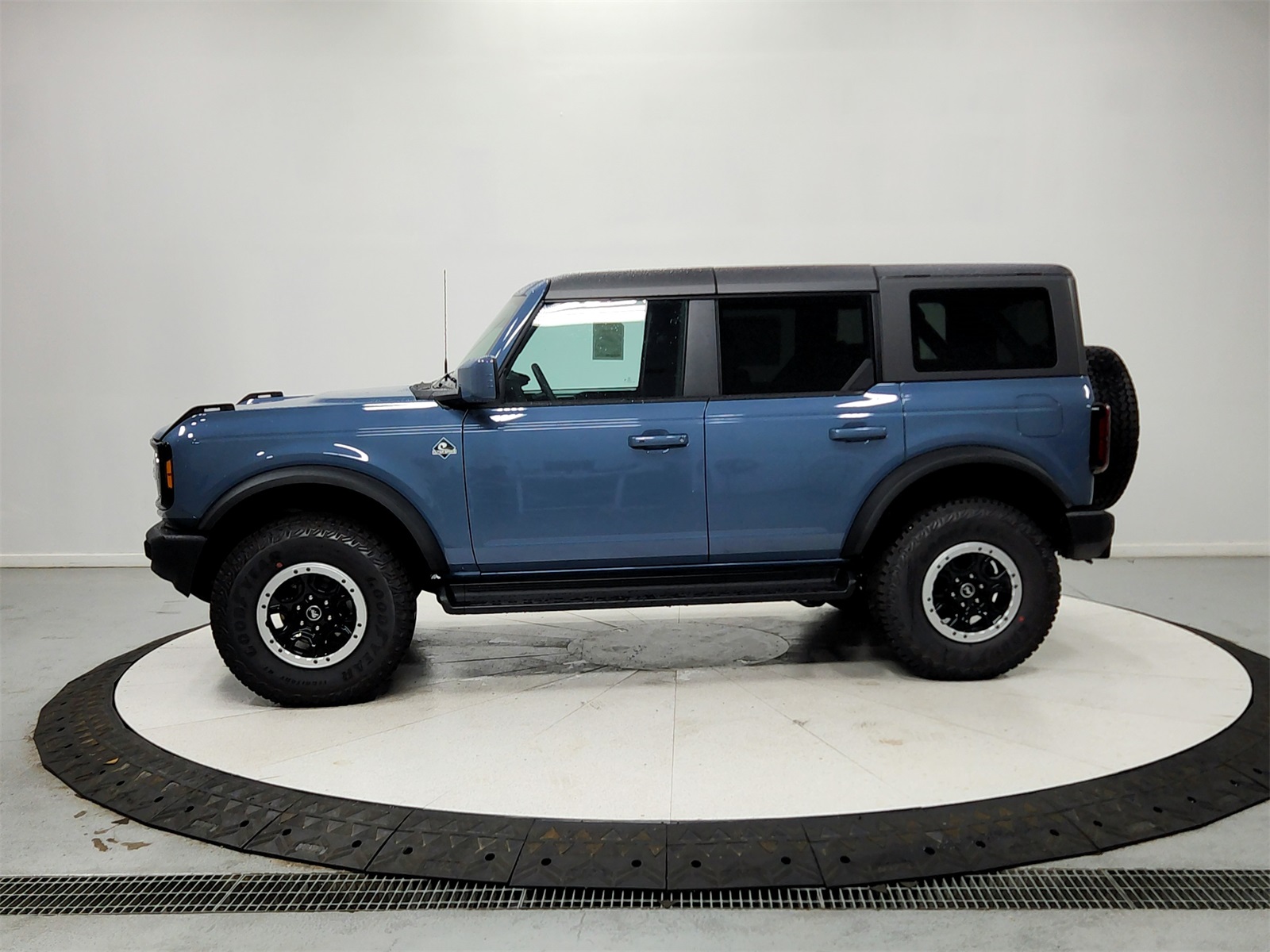 2025 Ford Bronco Outer Banks photo 4